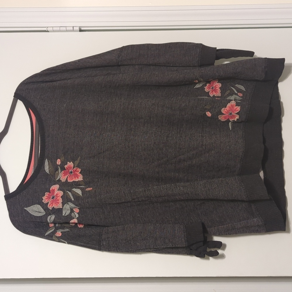 Embroidered flower sweat shirt